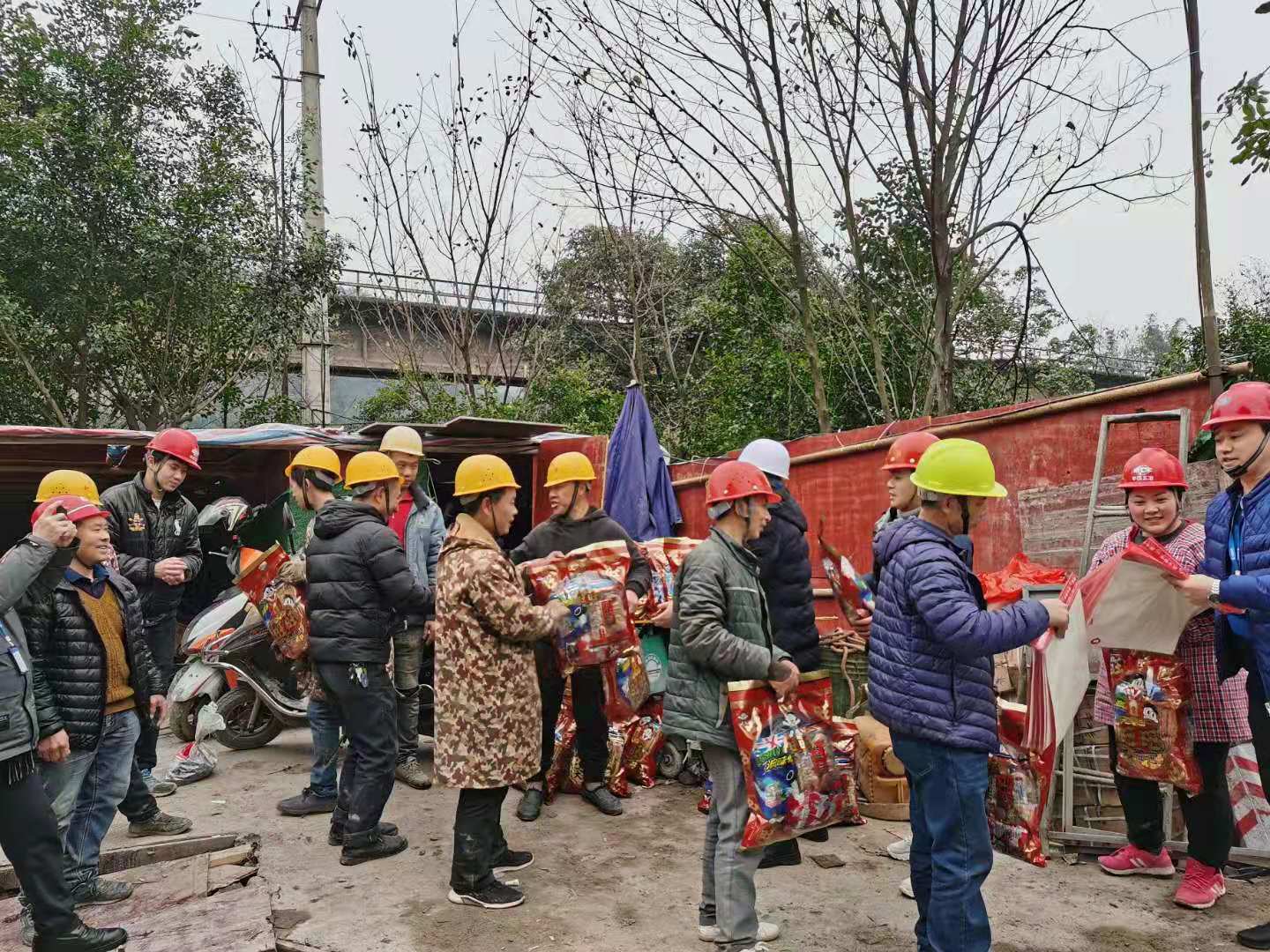節(jié)前送“?！钡焦さ?  濃濃關(guān)愛暖人心